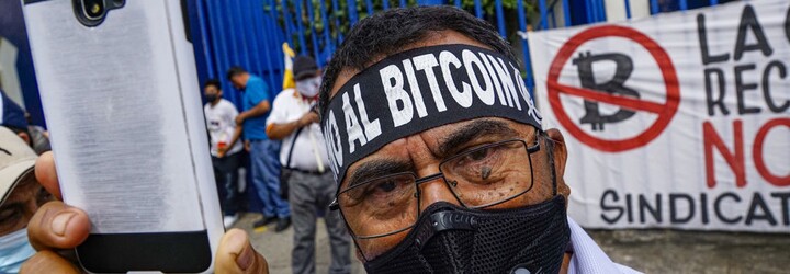 Tisícky Salvádorčanov protestovali proti bitcoinu ako oficiálnemu platidlu. Podpálili aj bitcoinový bankomat 