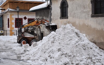 Tisícky domácností skončili pre sneženie bez elektriny. V piatok sa na Slovensku opäť rozsneží