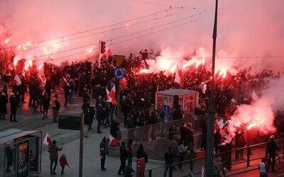 Tisícky sympatizantov krajnej pravice oslavujú Deň nezávislosti v uliciach Varšavy napriek zákazu zhromažďovania