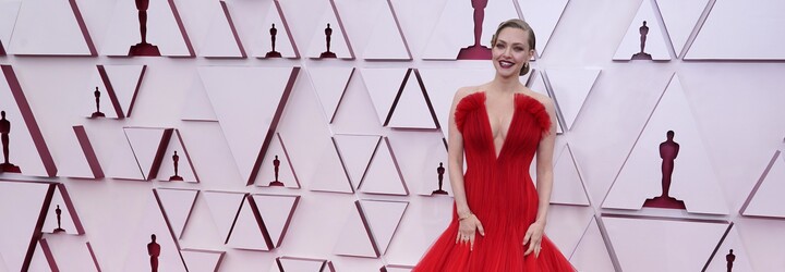 To najlepšie z tohtoročných Oscarov: prevládala biela a červená, hlboké výstrihy a netradičné pánske obleky
