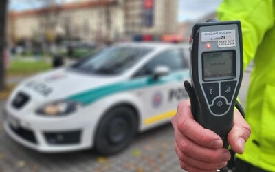 Tohtoročný rekordér: Vodič v Piešťanoch nafúkal takmer 6 promile. Policajtov zaujal kľukatou jazdou po ceste
