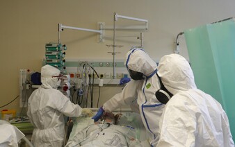 Toľkoto leží v slovenských nemocniciach zaočkovaných pacientov, väčšinu hospitalizovaných však tvoria nezaočkovaní
