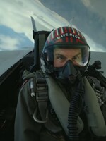 Tom Cruise predvádza šialené kúsky v stíhačkách v adrenalínovom traileri pre Top Gun 2