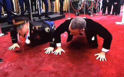 Tom Hanks dělal kliky na Oscarech. Vyzval na souboj i armádního seržanta