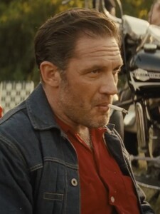Tom Hardy a Austin Butler sú členovia obávaného motorkárskeho gangu v 60. rokoch. Sleduj nový trailer na The Bikeriders