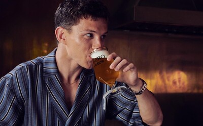 Tom Holland 2 roky nepil alkohol. Teraz uvádza na trh vlastné nealko pivo