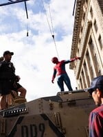 Tom Holland je späť ako Spider-Man. V prvých záberoch odhalil, ako vyzerá nový ikonický kostým
