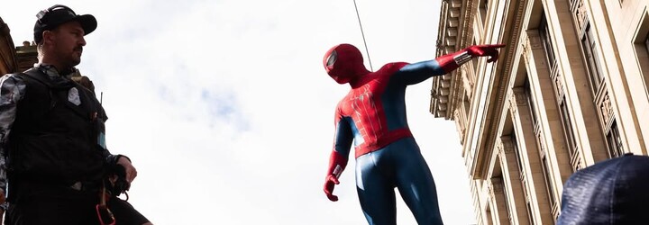 Tom Holland je späť ako Spider-Man. V prvých záberoch odhalil, ako vyzerá nový ikonický kostým