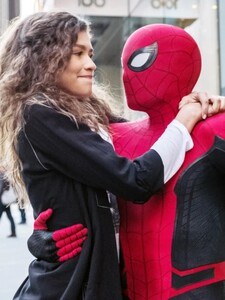 Tom Holland spouští vlastní značku nealkoholického piva. S reklamou mu pomůže Zendaya