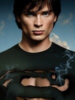 Tom Welling zo Smallville si znova zahrá Supermana. Vo veľkom crossoveri s Arrow a Flash sa stretne so staršími hercami z DC