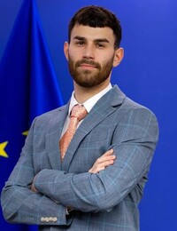 Tomáš stážuje u eurokomisára Maroša Šefčoviča: Plat 1 300 eur stačí na prežitie. Na druhú prácu by som už nemal čas (Rozhovor)