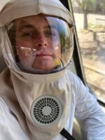 Tomáše zabíjí slunce, svůj byt může opustit jen ve skafandru. „Chci co nejlépe využít čas, který tu mám,“ říká