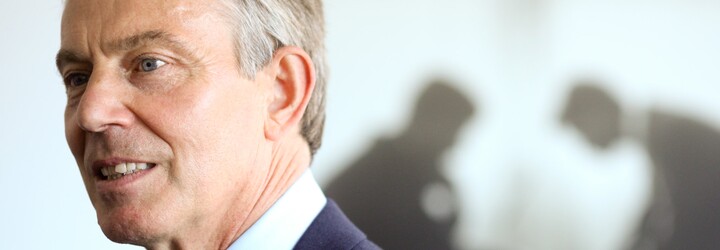 Tony Blair označil nenaočkované lidi za idioty. Svého vyjádření poté litoval
