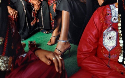 Topánky značky Amina Muaddi nosí Bella Hadid aj Rihanna. V novej kampani oslavuje arabskú kultúru