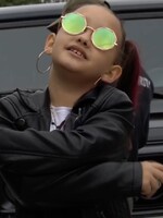 Toto je 8-ročná slovenská raperka Lil ASH. Má Hello Kitty tričko, Gucci kabelku a namiesto matematiky počíta 500-eurovky