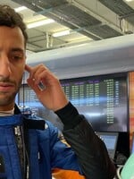 Toto je Daniel Ricciardo. Vymenil plat za 25 miliónov eur, aby sa stal majstrom sveta, ale so svojím magickým úsmevom sa nestratí