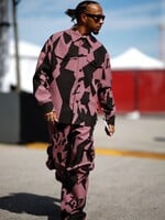 Toto je najlepšie oblečený muž F1. Lewis Hamilton ťa inšpiruje štýlom z padoku aj z červeného koberca    