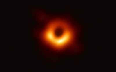 Toto je prvá fotografia čiernej diery v histórii. Dokazuje ich samotnú existenciu aj Einsteinove teórie