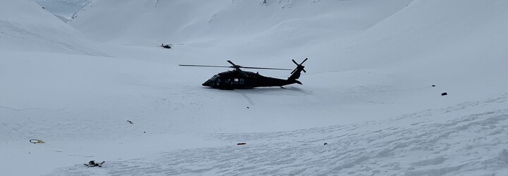 Toto jsou první fotografie havarovaného vrtulníku, ve kterém zemřel Petr Kellner a další čtyři lidé