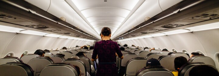 Toto sa deje s tvojím telom, keď letíš lietadlom: od plynatosti až po bolesti zubov 