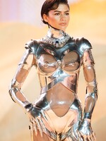 Toto sú momenty, ktoré definovali módu v roku 2024: Zendaya ako robot, návrat prehliadky Victoria's Secret aj brat girl summer