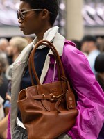 Toto sú najaktuálnejšie módne trendy: Slnečné okuliare Tom Ford, semišové bundy, veľké kabelky či všetko Miu Miu
