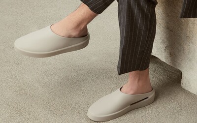 Toto sú najlepšie letné šľapky pre mužov: Dopraj svojim nohám vzduch v modeloch od značiek Birkenstock, COS alebo Prada