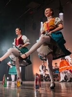Tradícia, ktorej kroky spájajú svet: Folklórny súbor Ekonóm dokazuje, že tanec v kroji je stále v móde (REFRESHER ART)