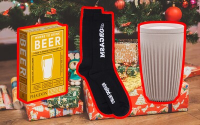 Tradiční vánoční dárky v netradiční podobě: Ponožky s orgasmem, knihy o pivu nebo hrnek z kávových slupek