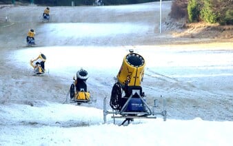 Tragédia na svahu: 13-ročný slovenský lyžiar zomrel po náraze do snežného dela
