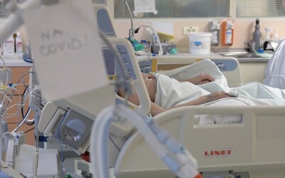 Tragédie ve slovenské nemocnici: Senior s koronavirem vyskočil z balkonu, pád nepřežil