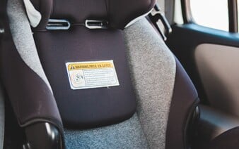 Tragédie při parkování: dítě vypadlo z autosedačky, otec ho nevědomky přejel autem