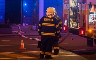Tragédie v Brně: Po nočním požáru stavebních buněk zemřelo osm lidí