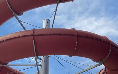 Tragédie v Chorvatsku: Dvouletá holčička zemřela po pádu ze skluzavky, otci vypadla z rukou