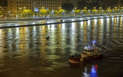 Tragická nehoda na Dunaji si vyžiadala najmenej 7 obetí. Video zachytáva moment, keď do seba plavidlá v Budapešti vrazili