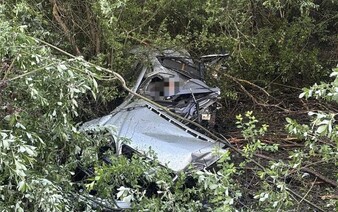 Tragická nehoda na Záhorí: Vozidlo vrazilo do stromu, vodič na mieste zomrel
