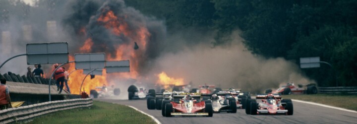 Tragický příběh největší nehody v historii Formule 1. Ke srážce deseti aut přispěla nepatrná chyba při startu