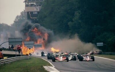 Tragický příběh největší nehody v historii Formule 1. Ke srážce deseti aut přispěla nepatrná chyba při startu