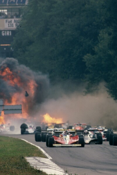 Tragický příběh největší nehody v historii formule 1. Ke srážce deseti aut přispěla nepatrná chyba při startu