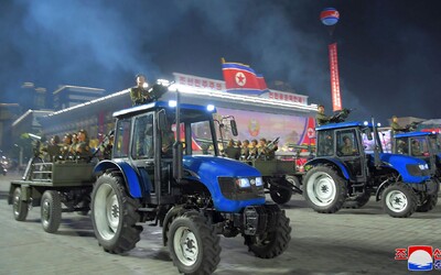 Traktory a vojaci na vlečke. Severná Kórea predviedla svoju vojenskú pýchu počas osláv 75. výročia založenia