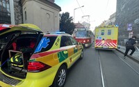 Tramvaj v Praze srazila dvě dívky. Jedna přišla o nohu, vyprošťovali ji hasiči