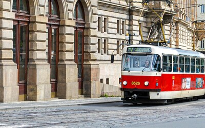 Tramvaj v Praze srazila ženu s dítětem, zůstala zaklíněná pod vozem