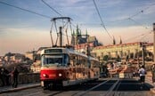 Tramvaj v Praze srazila ženu s dítětem, zůstala zaklíněná pod vozem