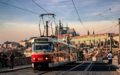 Tramvaj v Praze srazila ženu s dítětem, zůstala zaklíněná pod vozem