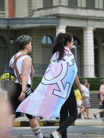 Transgender identita není duševní porucha ani úchylka. Média chybují v informování o trans lidech