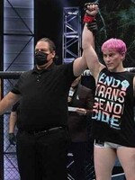 Transgenderová MMA bojovníčka Alana McLaughlinová porazila Celine Provostovú. Od roku 2014 ide o prvý MMA zápas transrodovej ženy