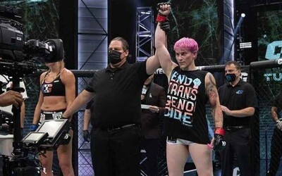 Transgenderová MMA bojovníčka Alana McLaughlinová porazila Celine Provostovú. Od roku 2014 ide o prvý MMA zápas transrodovej ženy
