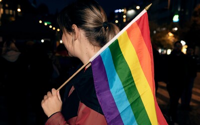 Transžena zachraňovala životy pri streľbe v gay bare v Colorade. Na strelca šliapla podpätkom