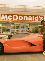 Travis Scott má své menu v McDonald's. Raper přijel svůj burger ochutnat v červeném Ferrari