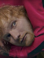 Travis Scott škrtí Eda Sheerana v bláznivém videoklipu, ve kterém explodují hlavy